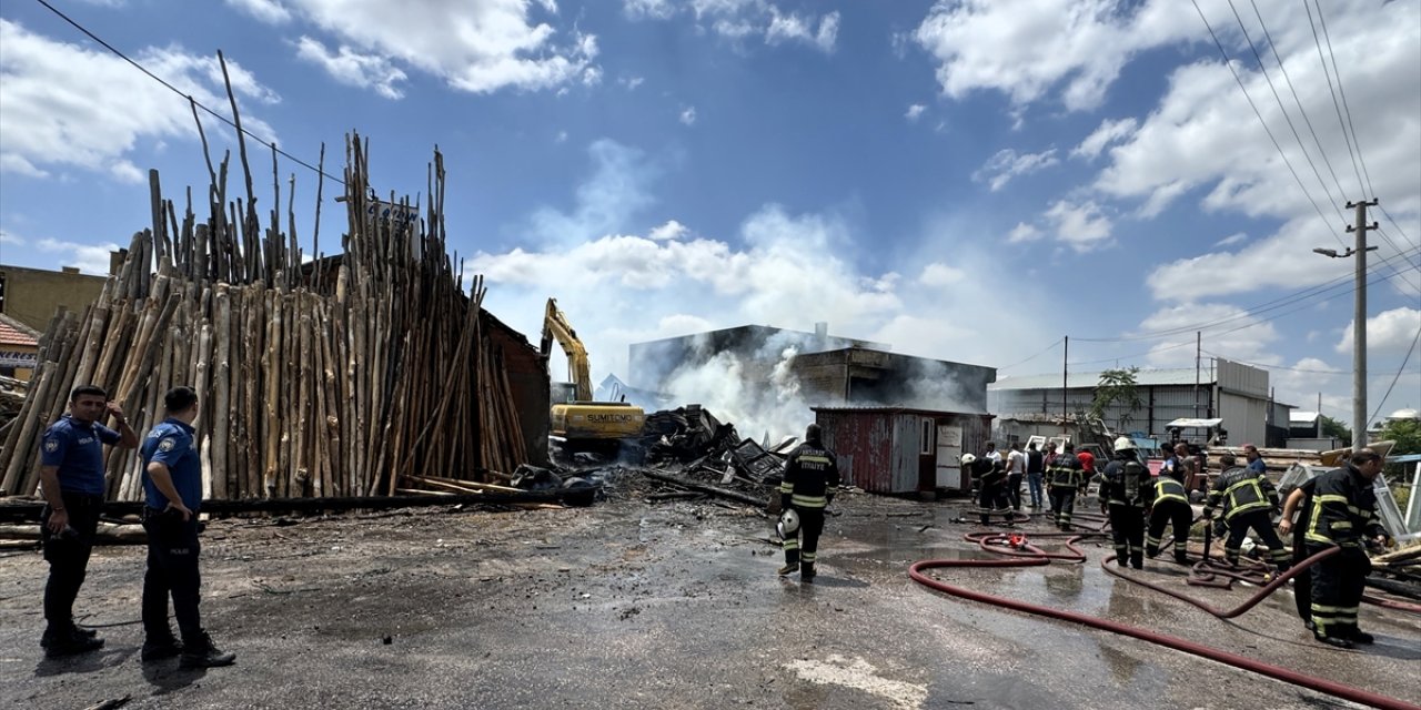 Aksaray'da kereste deposunda çıkan yangın hasara neden oldu