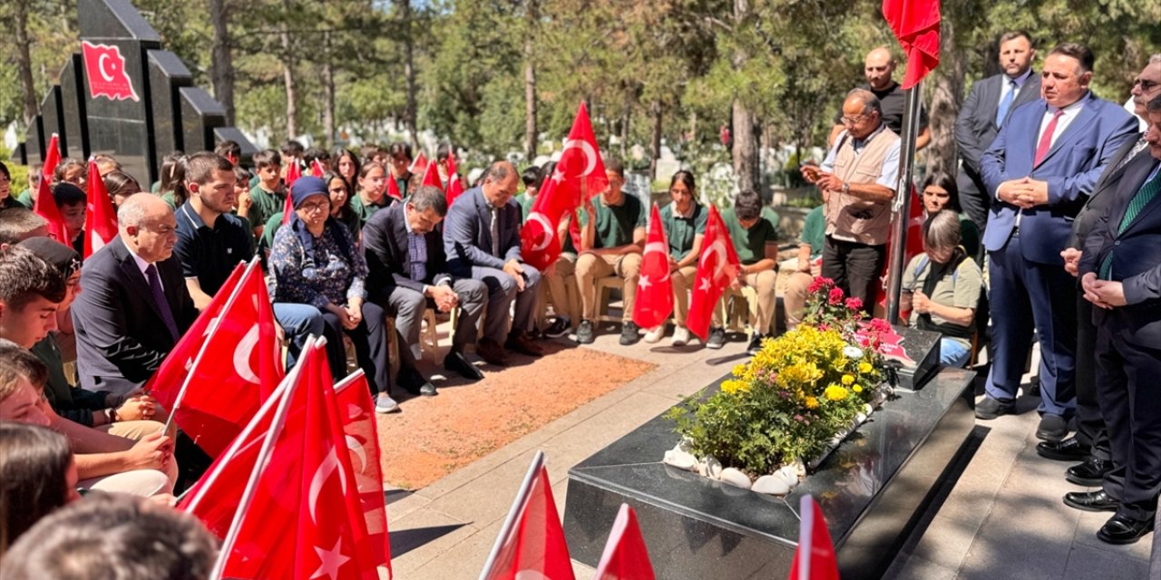 Milli Eğitim Bakanı Tekin, şehit öğretmen Aybüke Yalçın'ın kabrini ziyaret etti: