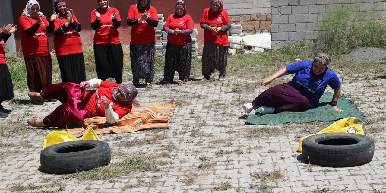 Nevşehir'de köylü kadınlar kurdukları yarış parkurunda eğleniyor