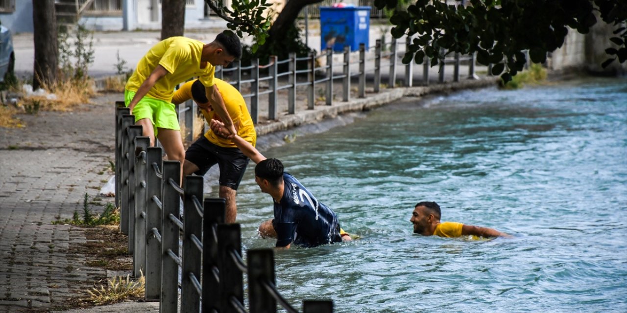 Adana'da "gönüllü cankurtaran"ların sulama kanalı nöbeti