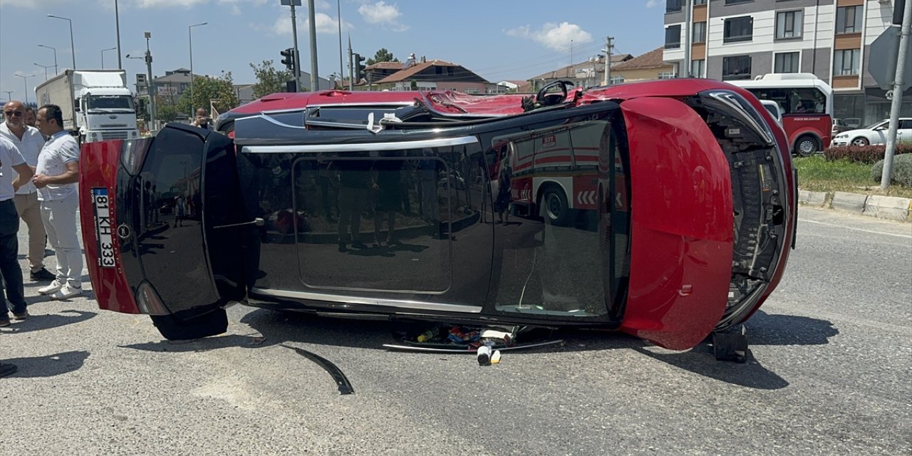 Düzce'de yolcu midibüsü ile SUV aracın çarpıştığı kazada 5 kişi yaralandı