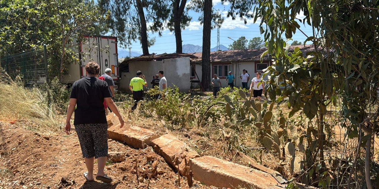 Antalya'da yoldan çıkan tır lojmanın deposuna çarptı