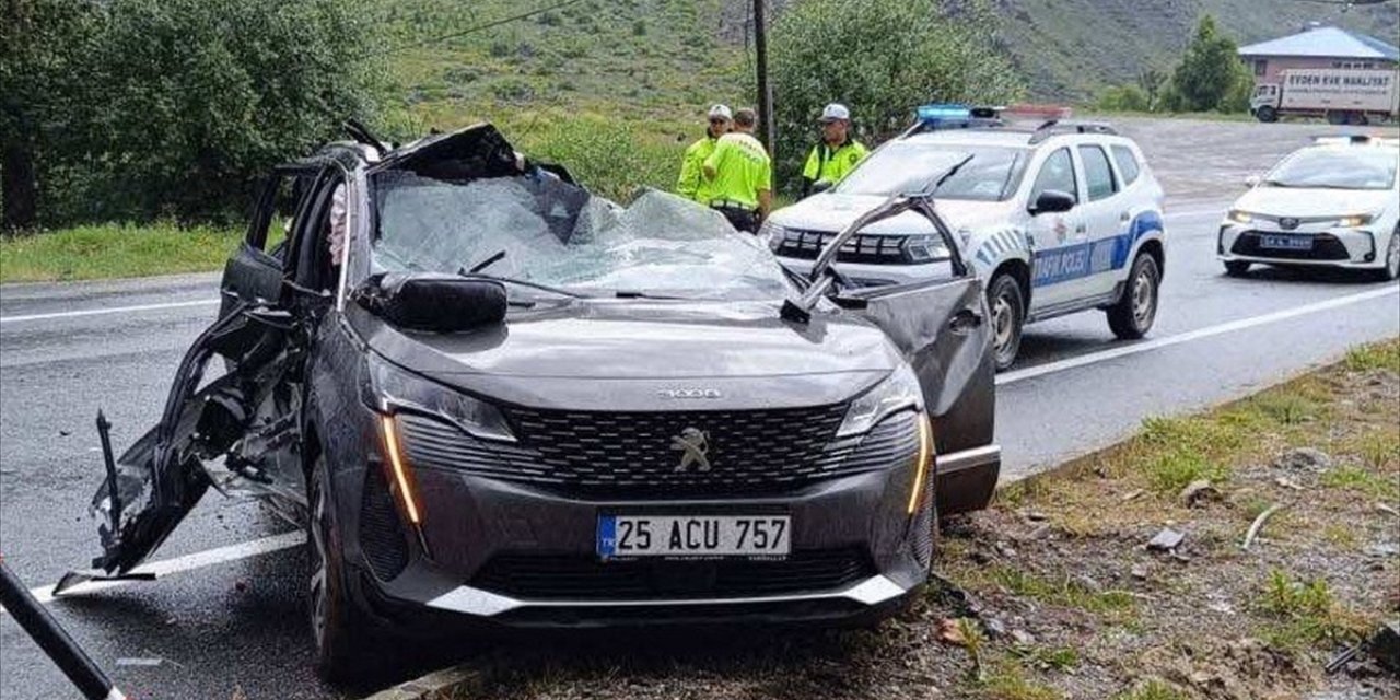 Erzincan'da takla atan otomobildeki 1 kişi öldü, 2 kişi yaralandı