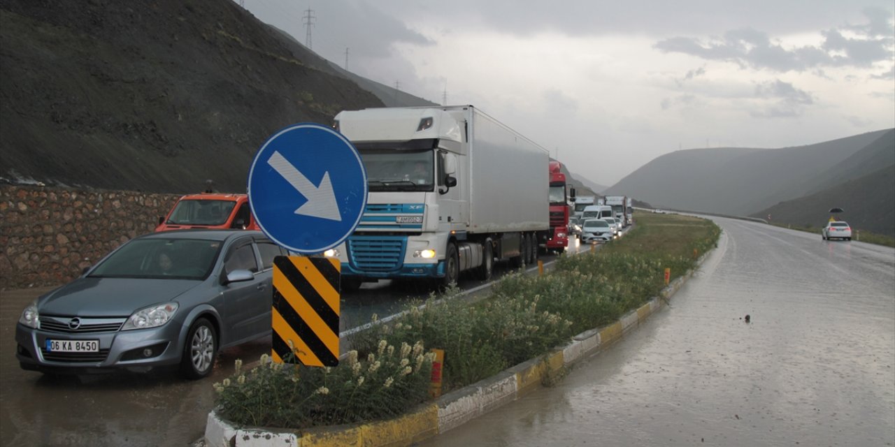 Erzincan-Sivas kara yolu heyelan nedeniyle ulaşıma kapandı