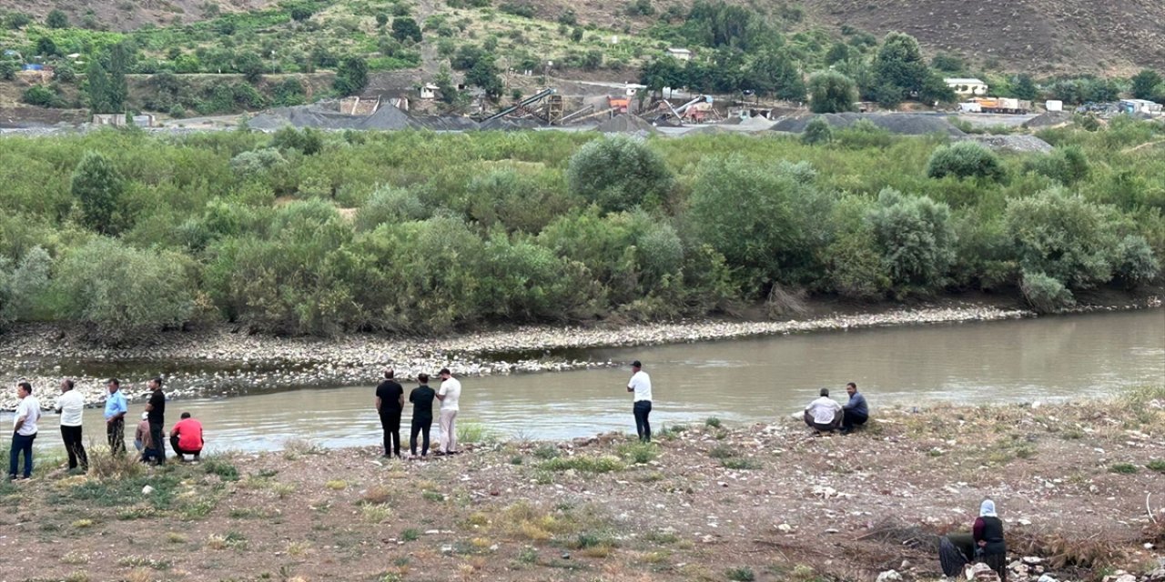 Murat Nehri'nde kaybolan çocuğu arama çalışmaları sürüyor