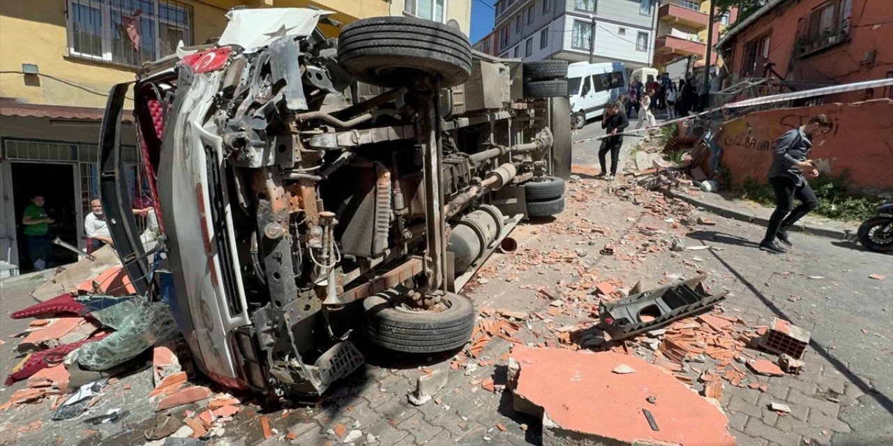 Şişli'de kontrolden çıkan nakliye kamyoneti eve çarptıktan sonra devrildi