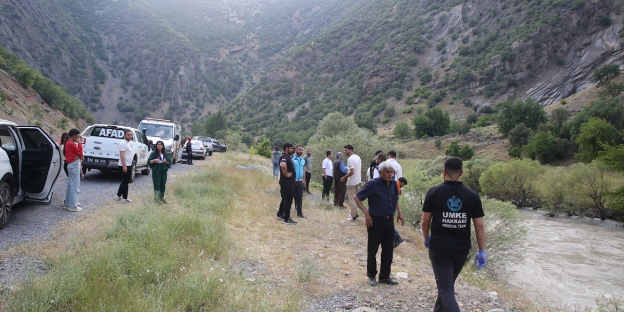 Hakkari'de Zap Suyu'na devrilen otomobildeki polis ve eşi yaralandı