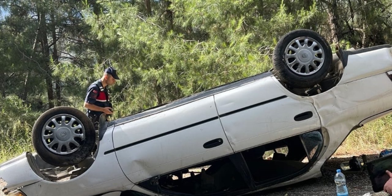 Mersin'de takla atan otomobilin sürücüsü öldü, 2 kişi yaralandı