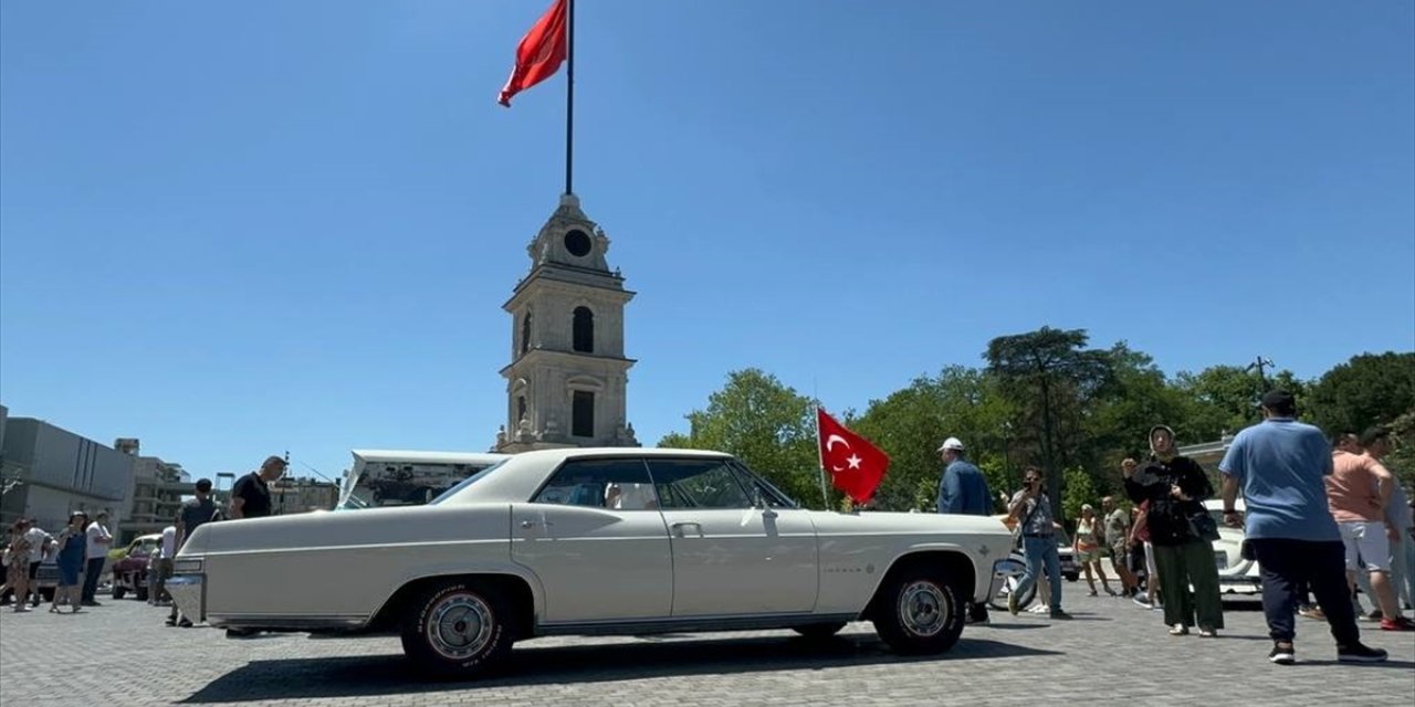 Klasik otomobil tutkunları Beyoğlu'nda buluştu