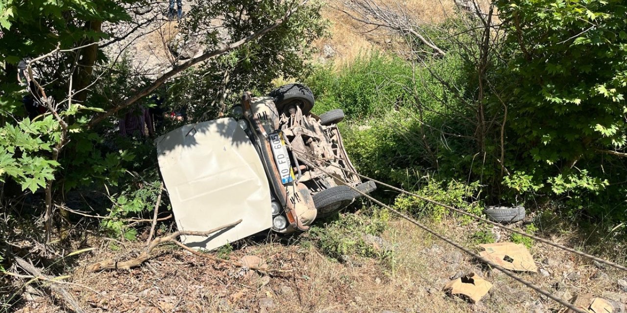 Balıkesir'de şarampole devrilen otomobildeki 1 kişi hayatını kaybetti