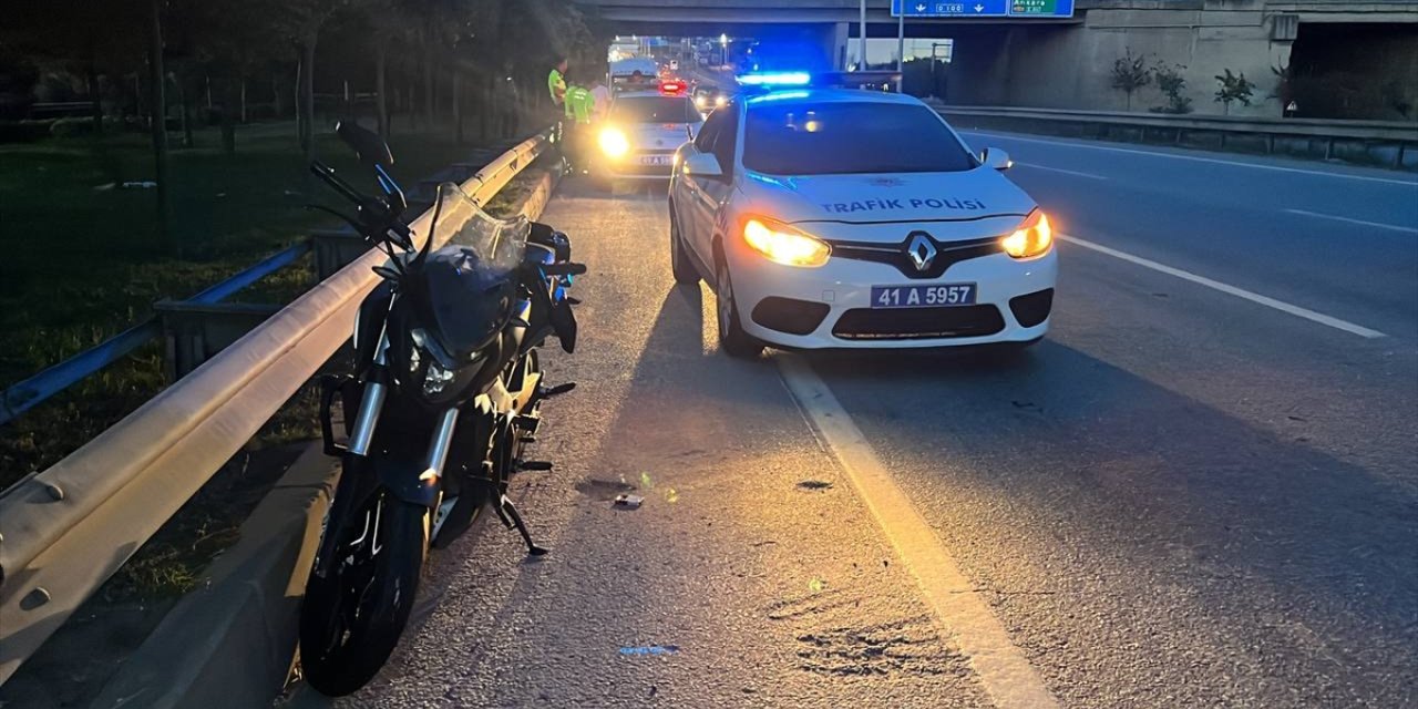 Kocaeli'de 2 araca çarpıp devrilen motosikletteki sürücü yaralandı