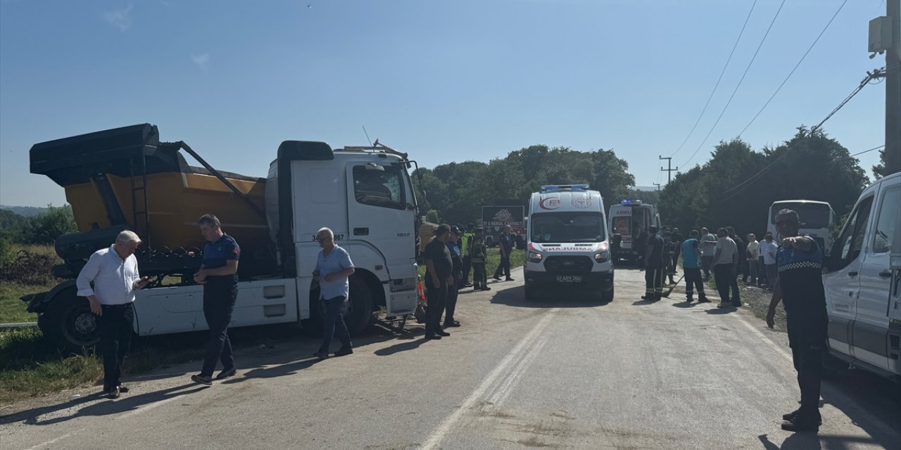 Kocaeli'de tır ile servis minibüsünün çarpıştığı kazada 12 kişi yaralandı