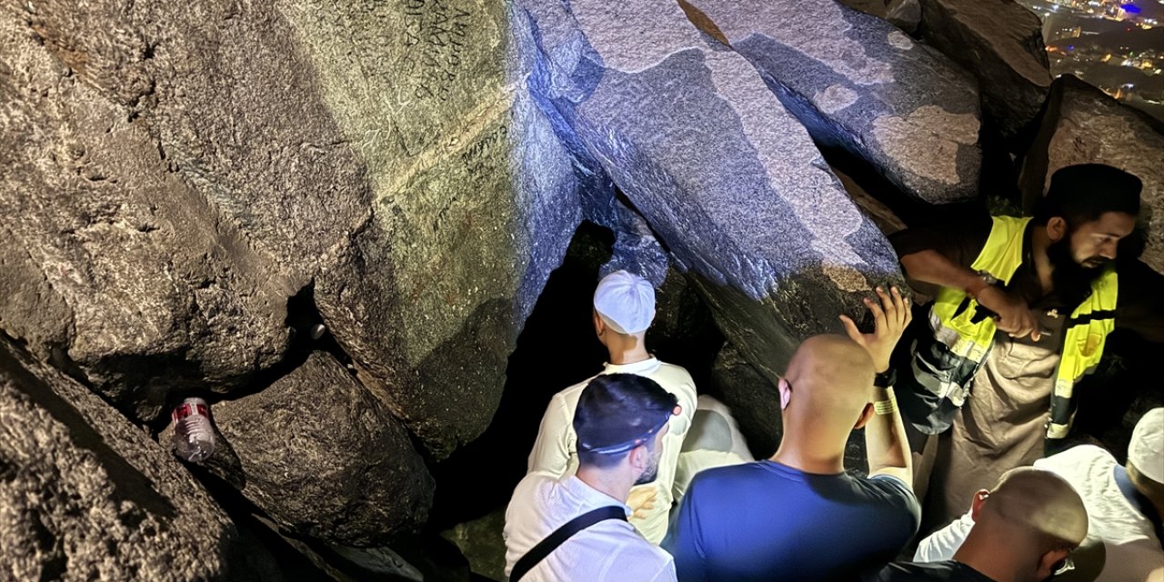 Hacı adaylarından Hira Mağarası'na ziyaret