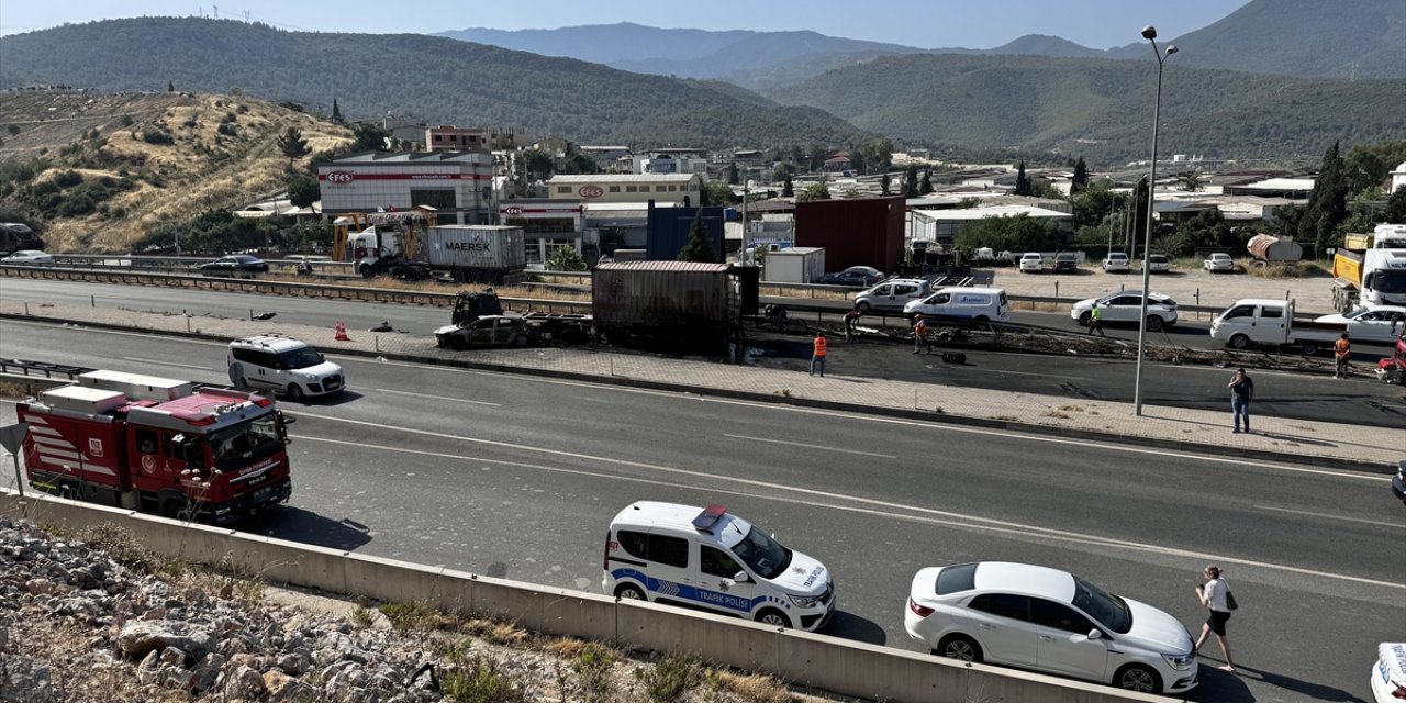 İzmir'de tır, minibüs ve otomobilin çarpışarak yanması sonucu 5 kişi yaralandı