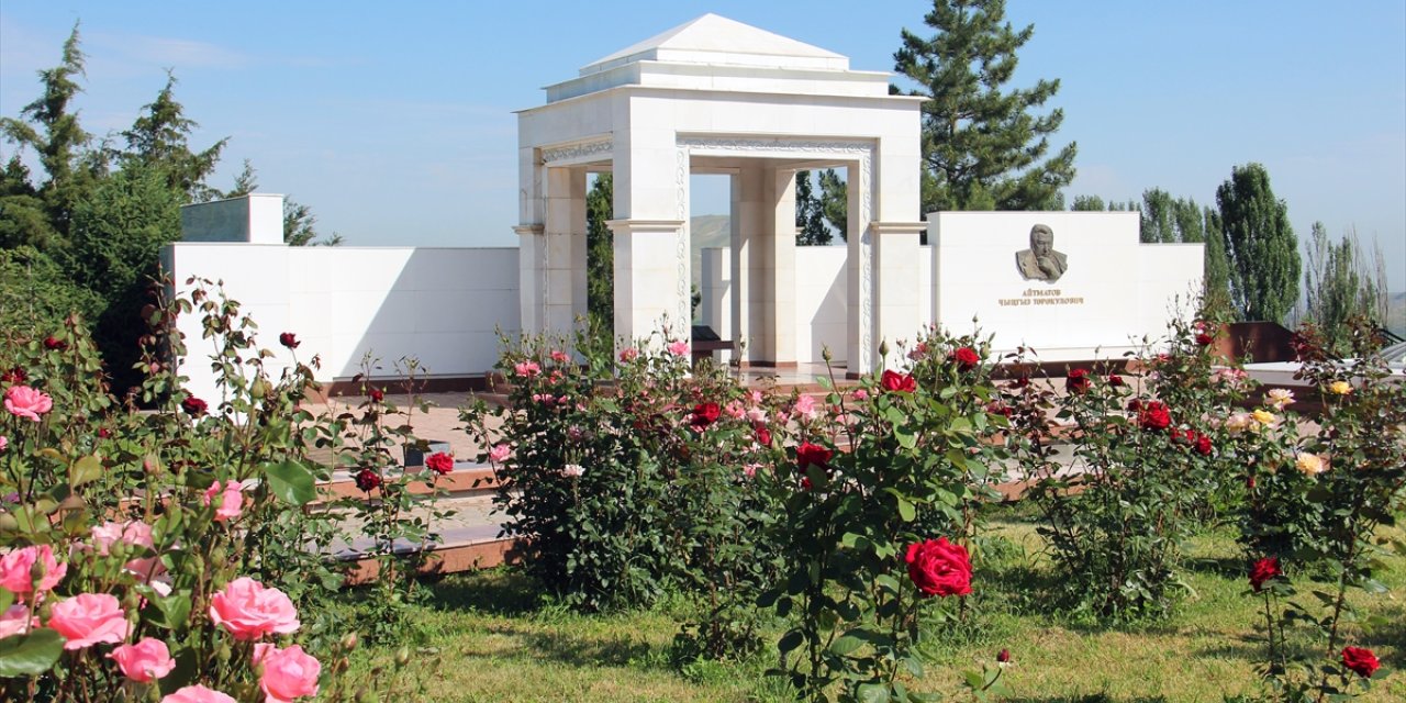 Kırgız yazar Cengiz Aytmatov, Bişkek'teki mezarı başında anıldı