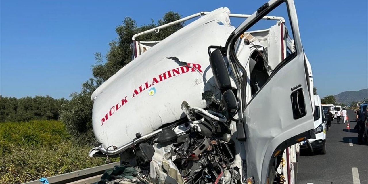 Muğla'da kamyonetin tıra arkadan çarpması sonucu 2 kişi öldü