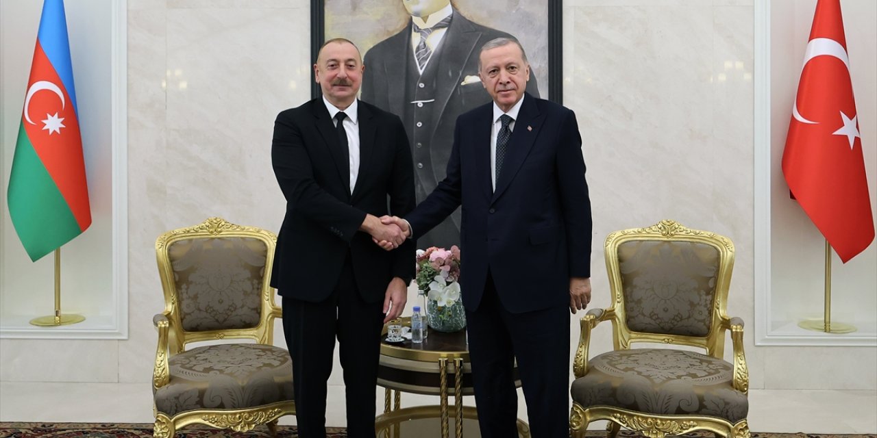 Cumhurbaşkanı Erdoğan, Azerbaycan Cumhurbaşkanı Aliyev'i havalimanında karşıladı