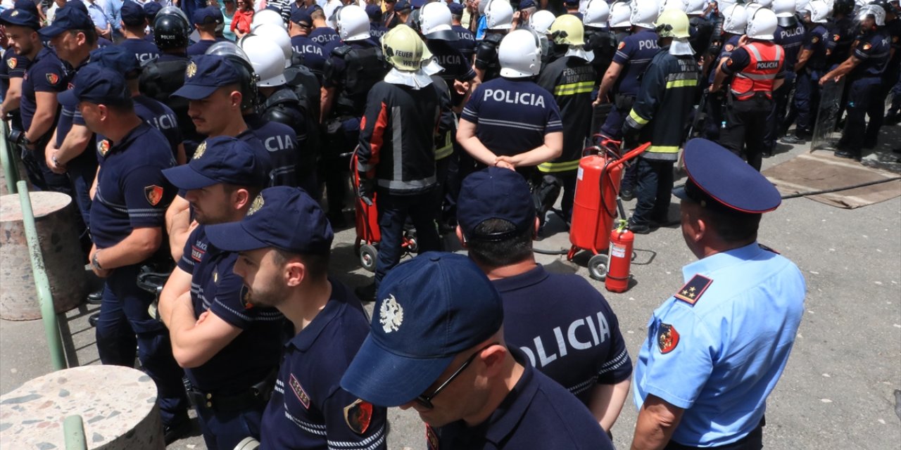 Arnavutluk'ta Tiran Belediye Başkanı Veliaj'ın istifasını isteyen protestolar devam ediyor