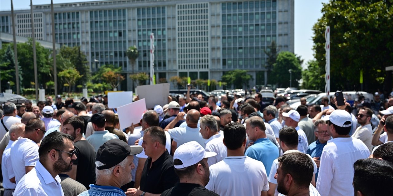 İETT'ye bağlı özel halk otobüsü sahiplerinden İBB binası önünde protesto