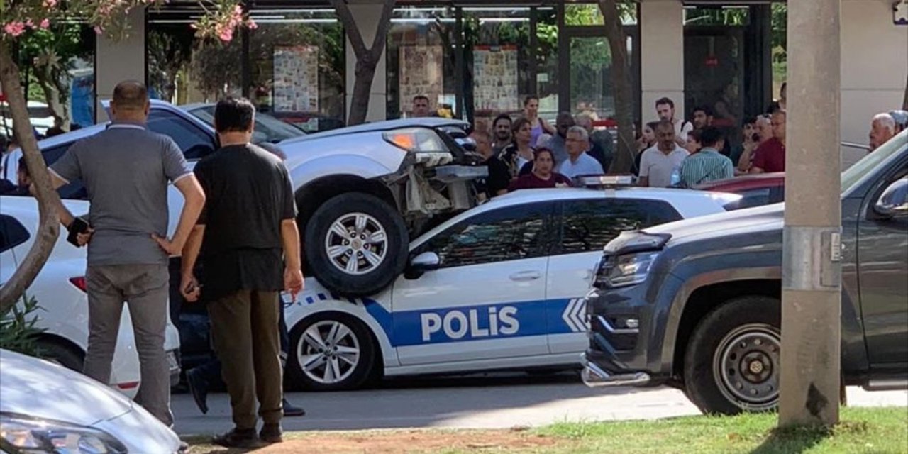 Adana'da pikabın 2 araca çarpması sonucu 1'i polis 2 kişi yaralandı