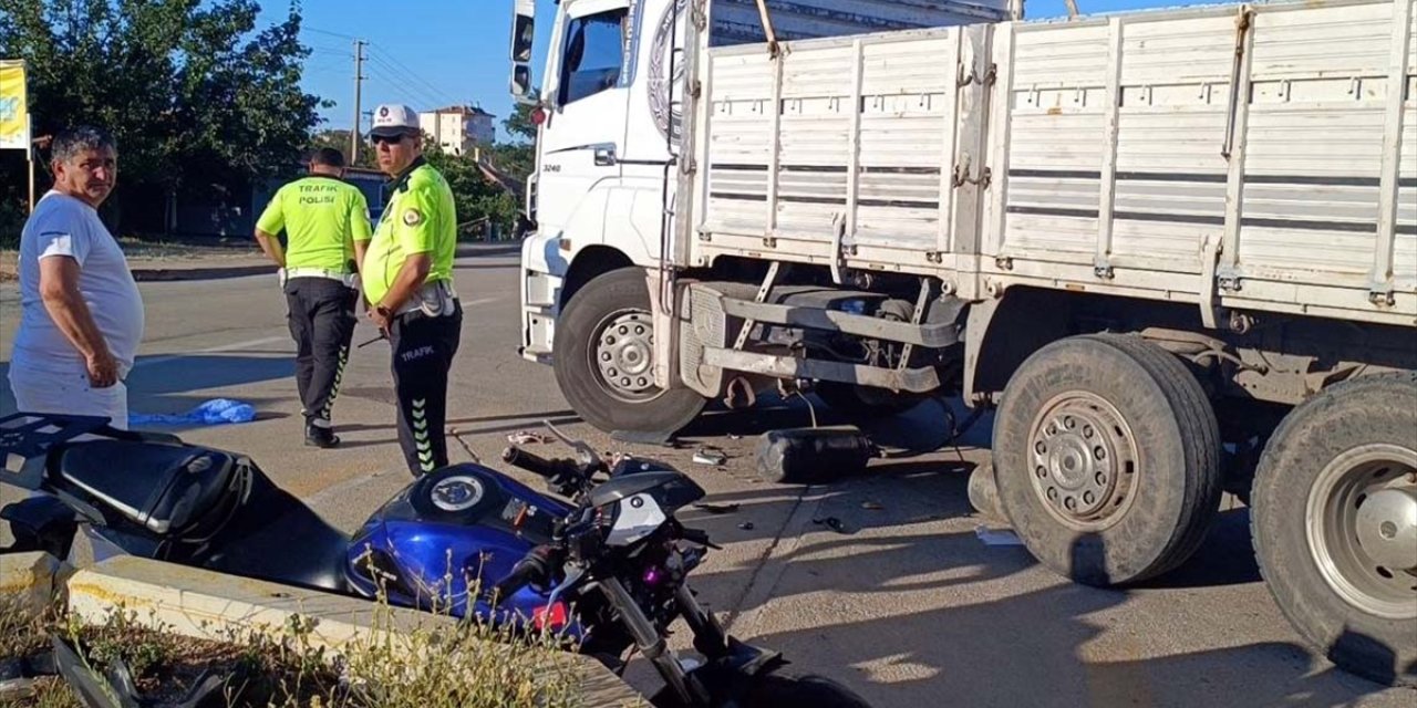 Kırıkkale'de kamyonla çarpışan motosikletteki 2 kişi ağır yaralandı