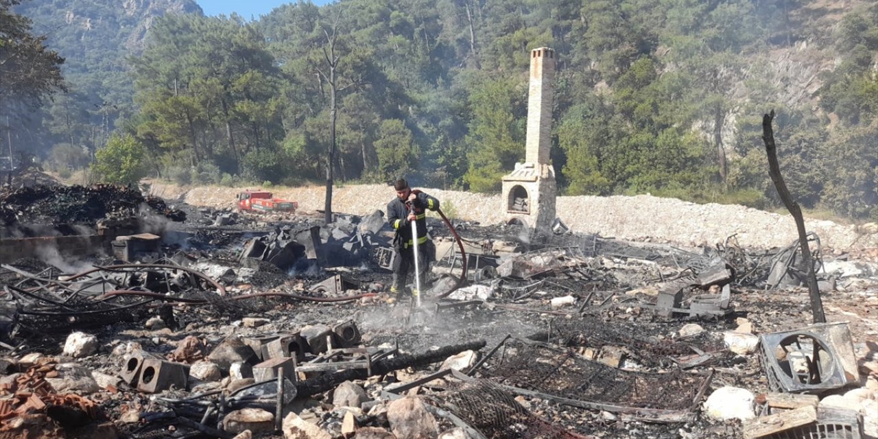 Antalya'da tatil amaçlı kullanılan bungalov evler yandı