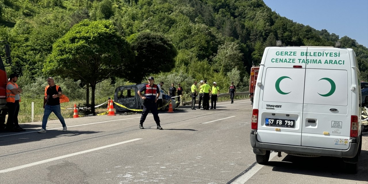 Sinop'ta otomobille sağlık personelinin bulunduğu araç çarpıştı, 3 kişi öldü,  3 kişi yaralandı