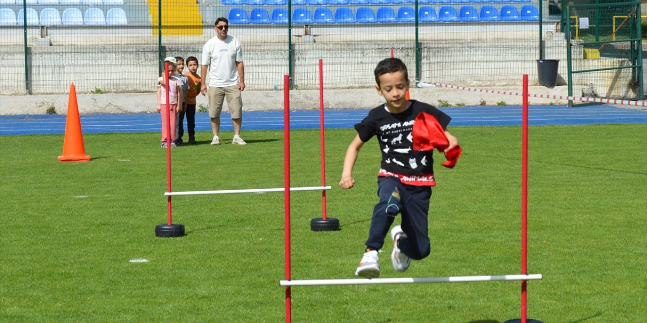 Kütahya'da öğrenciler stadyumda geleneksel çocuk oyunlarıyla buluşturuldu