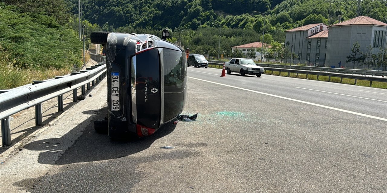 Anadolu Otoyolu'nda devrilen otomobildeki anne ve oğlu yaralandı