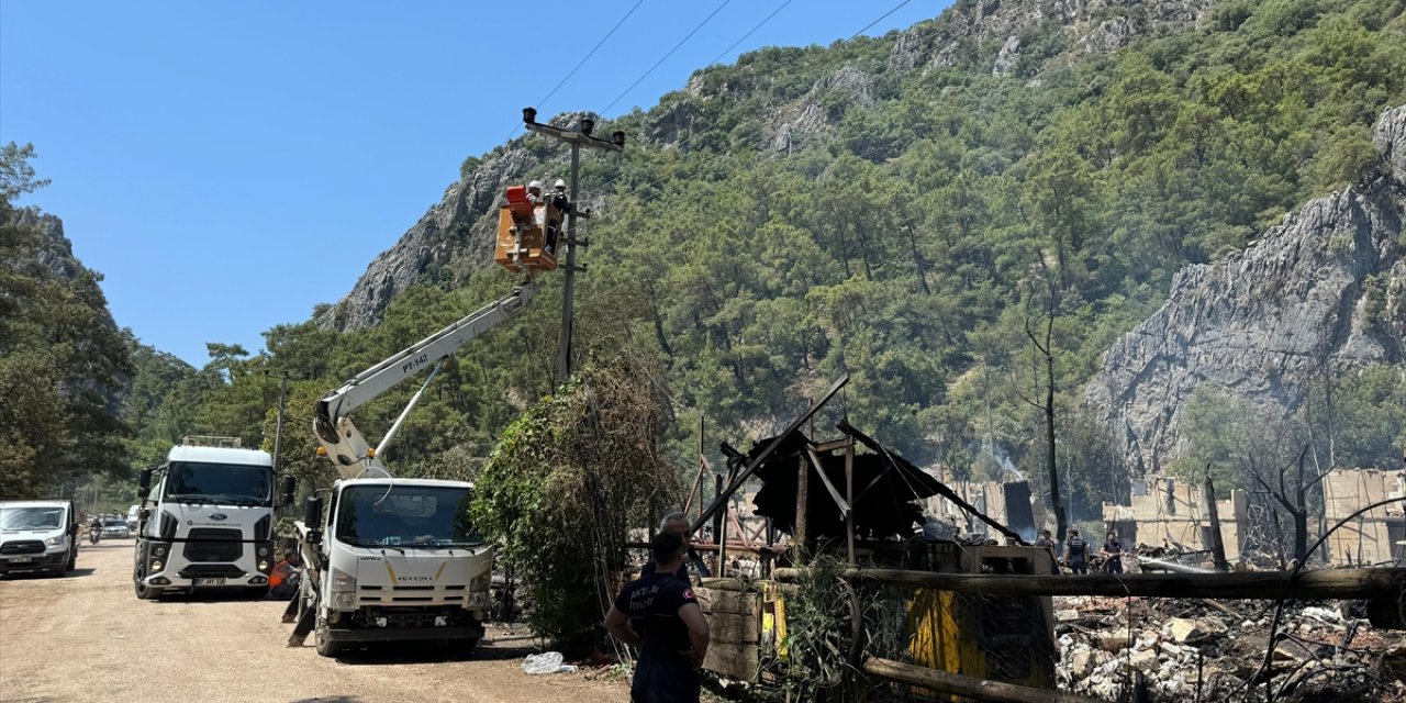 GÜNCELLEME - Antalya'da tatil amaçlı kullanılan bungalov evler yandı