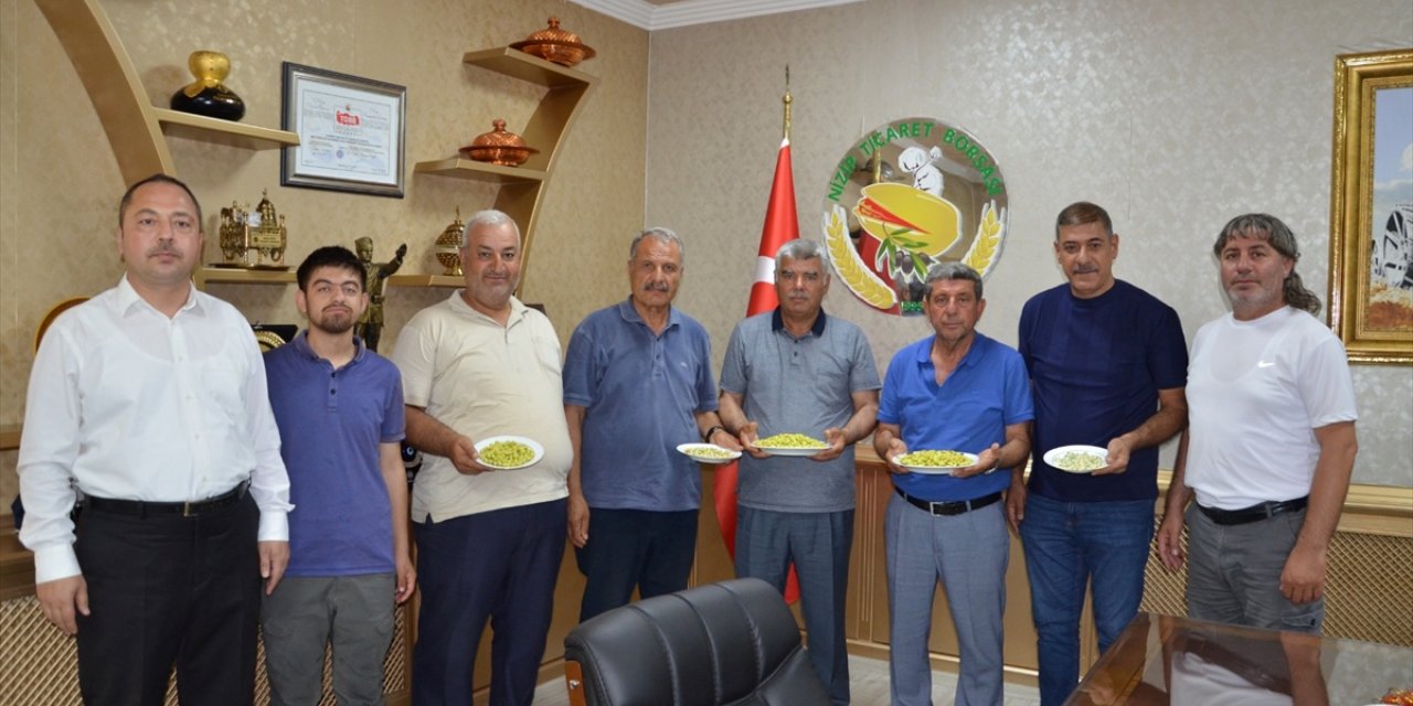 Gaziantep'te yılın ilk mahsulü Antep fıstığını ticaret borsasına getiren çiftçiye ödül