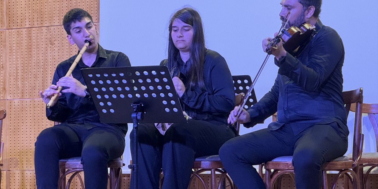Lise öğrencileri ve babaları Kasımpaşa Mevlevihane'sinde konser verdi