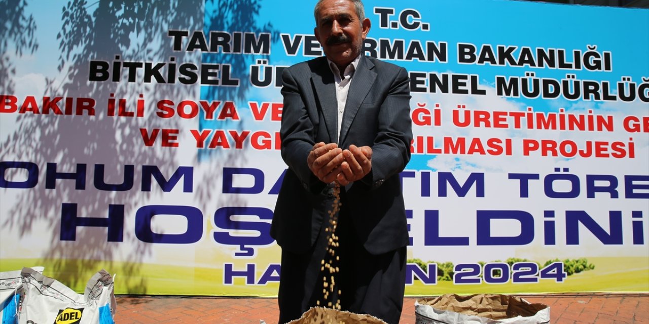 Diyarbakır'da yüzde 75 hibe ile çiftçilere soya ile ayçiçeği tohumu dağıtıldı