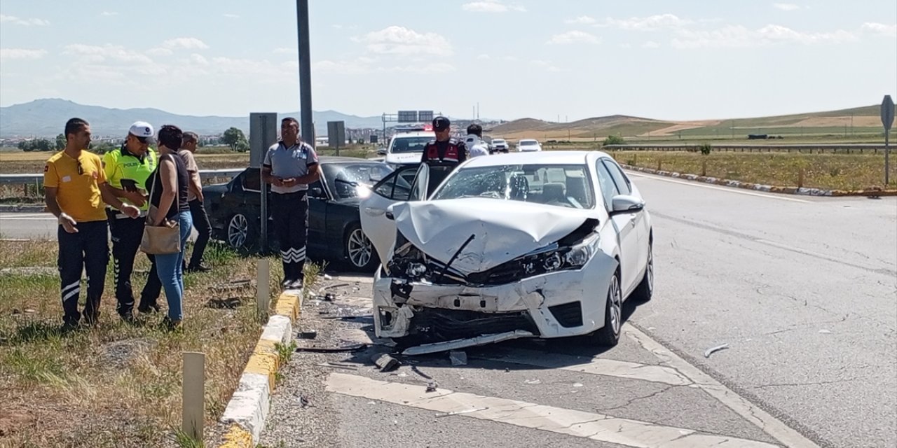 Sivas'ta iki otomobilin çarpıştığı kazada 4 kişi yaralandı