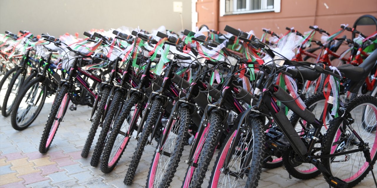 Hatay'da 42 yetim öğrenciye bisiklet hediye edildi