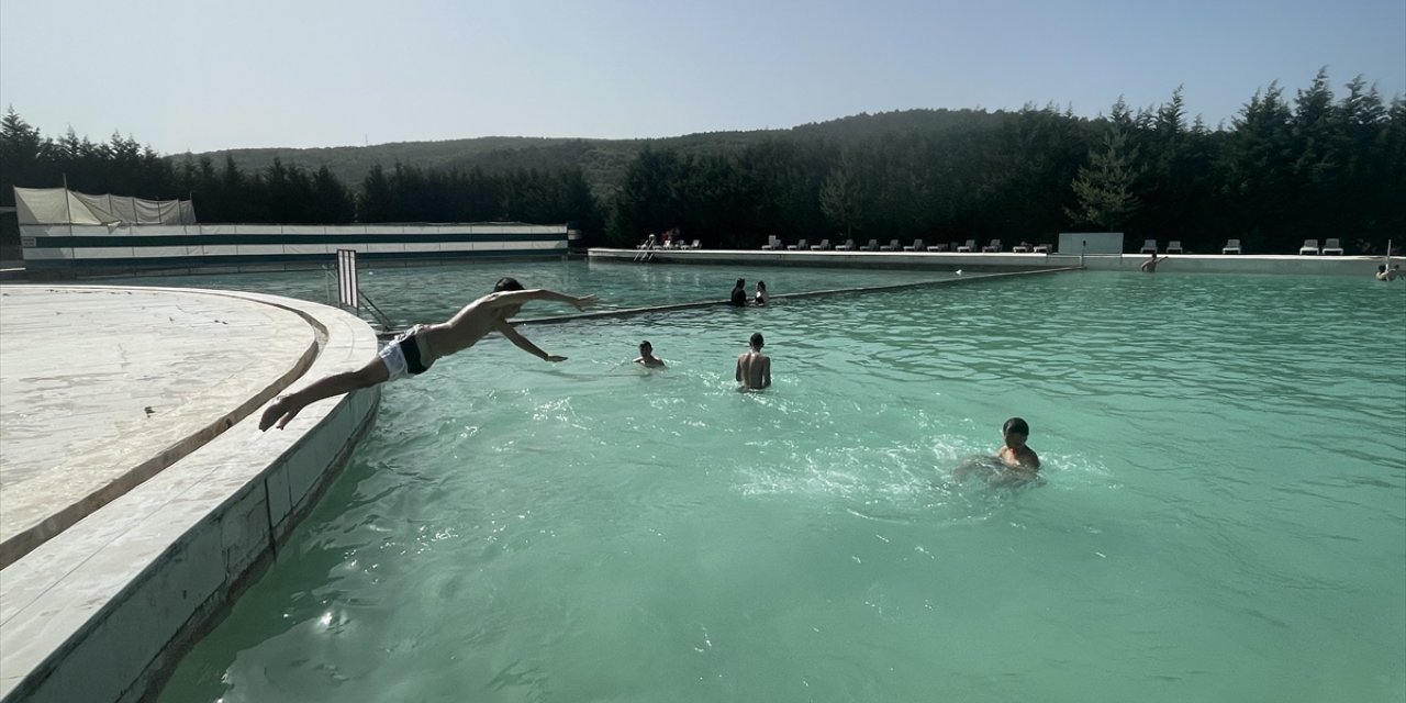Bolu'da sıcaktan bunalanlar travertenlerdeki havuzlara girdi
