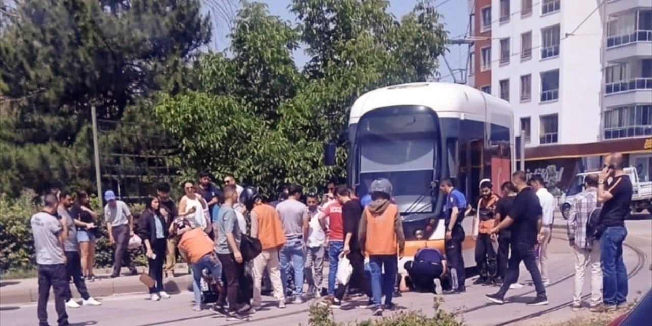 Eskişehir'de tramvayın altında kalan motosiklet sürücüsü yaralandı
