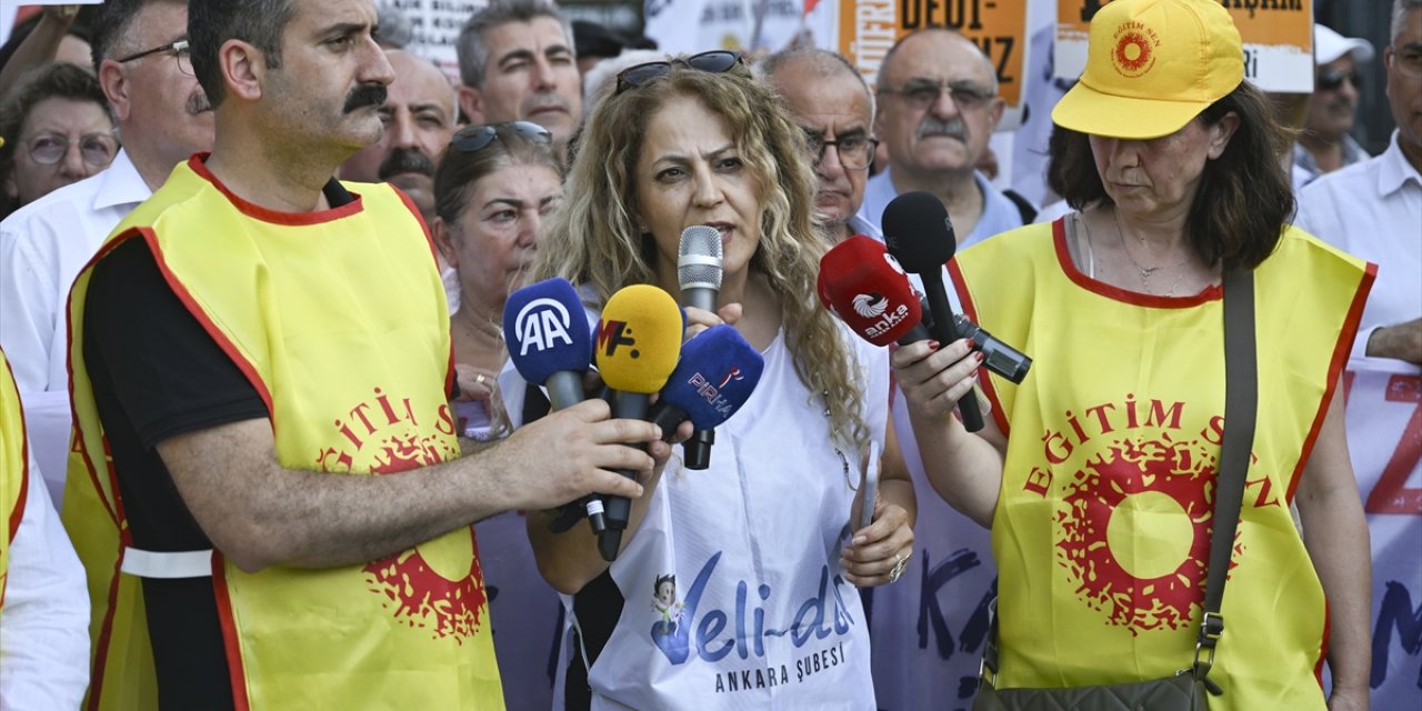 "Müfredatı Geri Çekin Platformu" üyeleri MEB önünde eylem yaptı