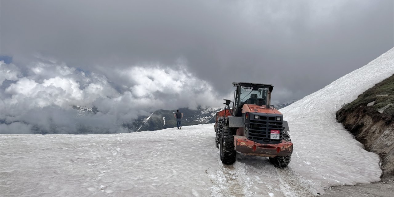 Rize'de yüksek rakımlı yayla yollarında kar temizleme çalışmaları sürüyor