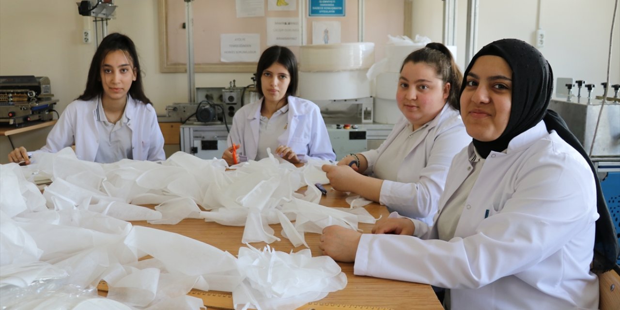 Amasya'da meslek lisesi öğrencileri tek kullanımlık terlik üretiyor