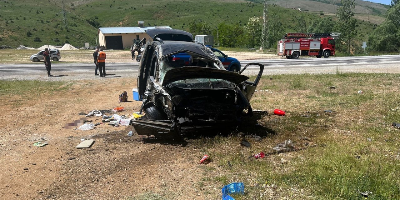 Sivas'ta hafif ticari aracın devrildiği kazada 1 çocuk öldü, 5 kişi ağır yaralandı