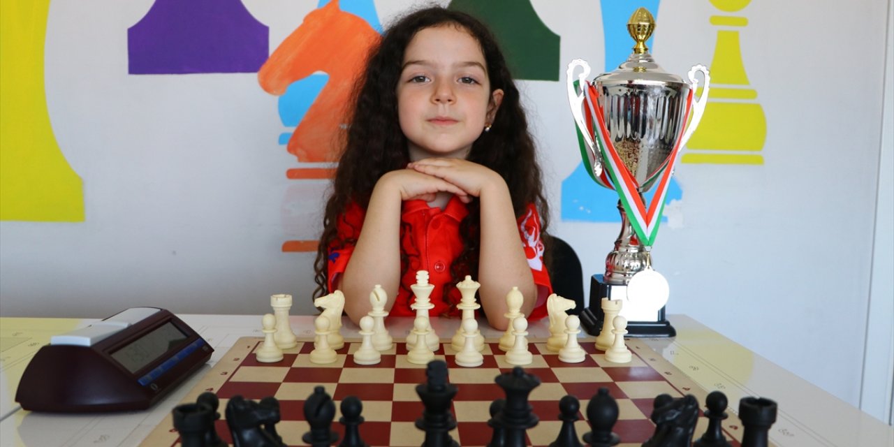Minik satranççı Kumsal İşlek, bir yıl önce başladığı branşta Avrupa ikincisi oldu