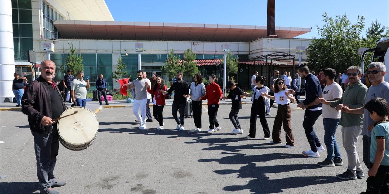 Dünya Muaythai Şampiyonası ikincisi Sibel Oruç, Ağrı'da halaylarla karşılandı