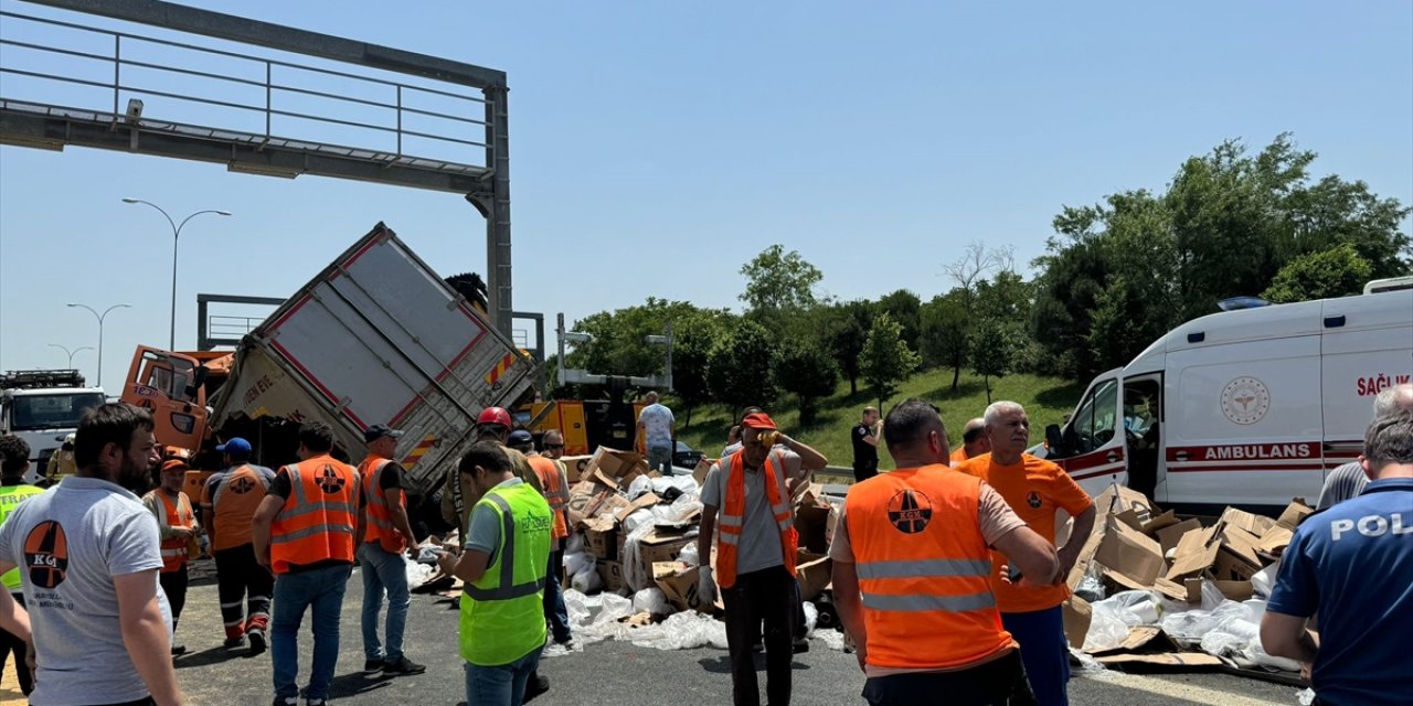 Arnavutköy'de kamyonun KGM aracına çarpması sonucu 2 sürücü yaralandı