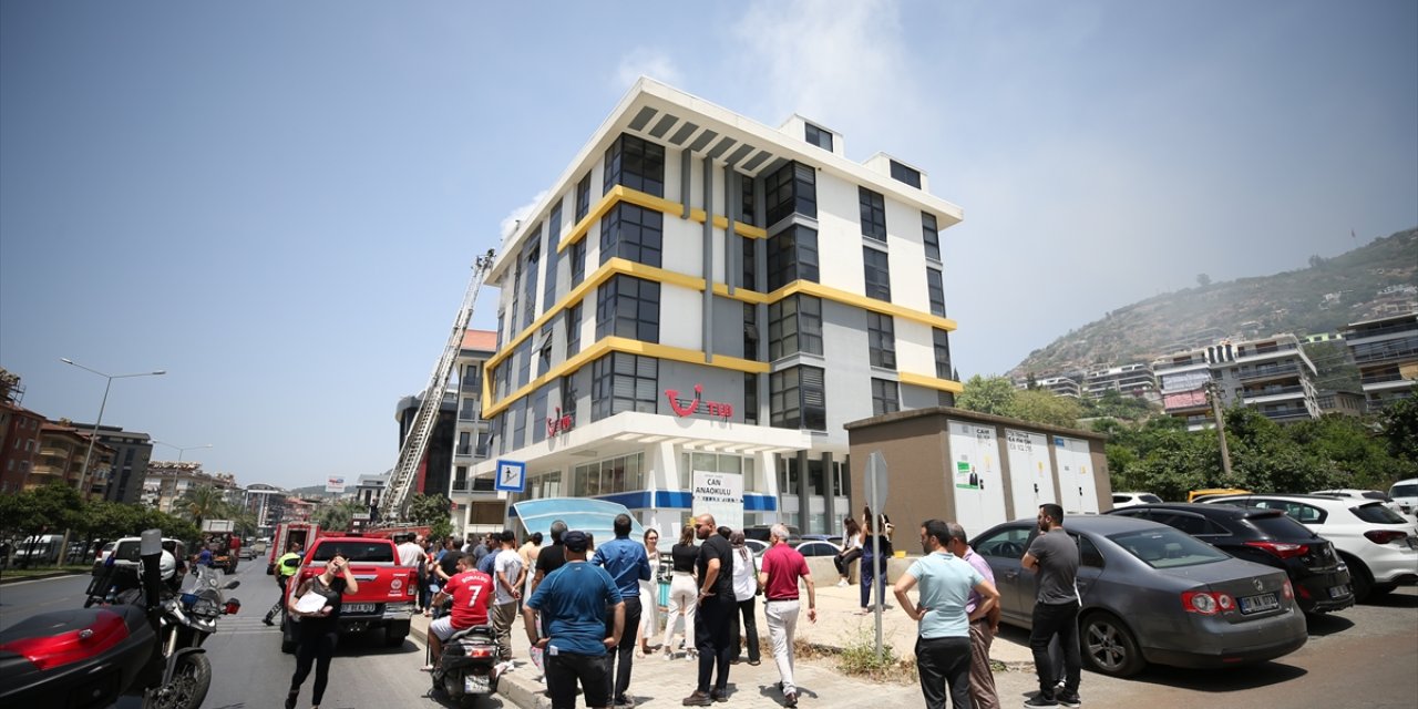 Alanya'da bir hukuk bürosu yandı