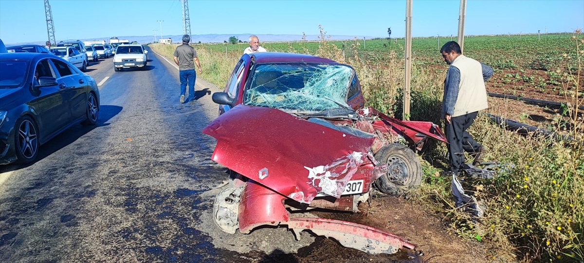 Diyarbakır'da minibüs ile otomobilin çarpıştığı kazada 22 kişi yaralandı