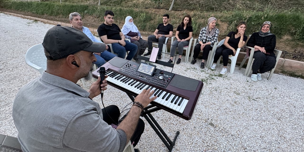 Piyanist muhtar, şarkıları artık köyündekiler için seslendiriyor