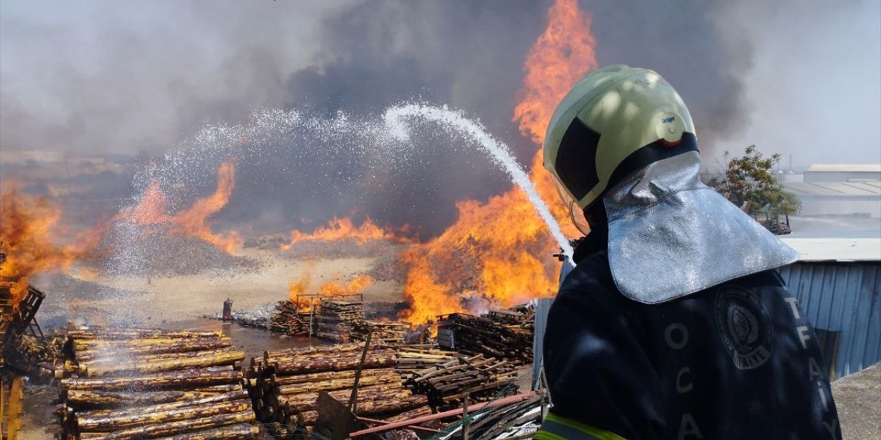 Kocaeli'de palet fabrikasında çıkan yangına ekiplerce müdahale ediliyor