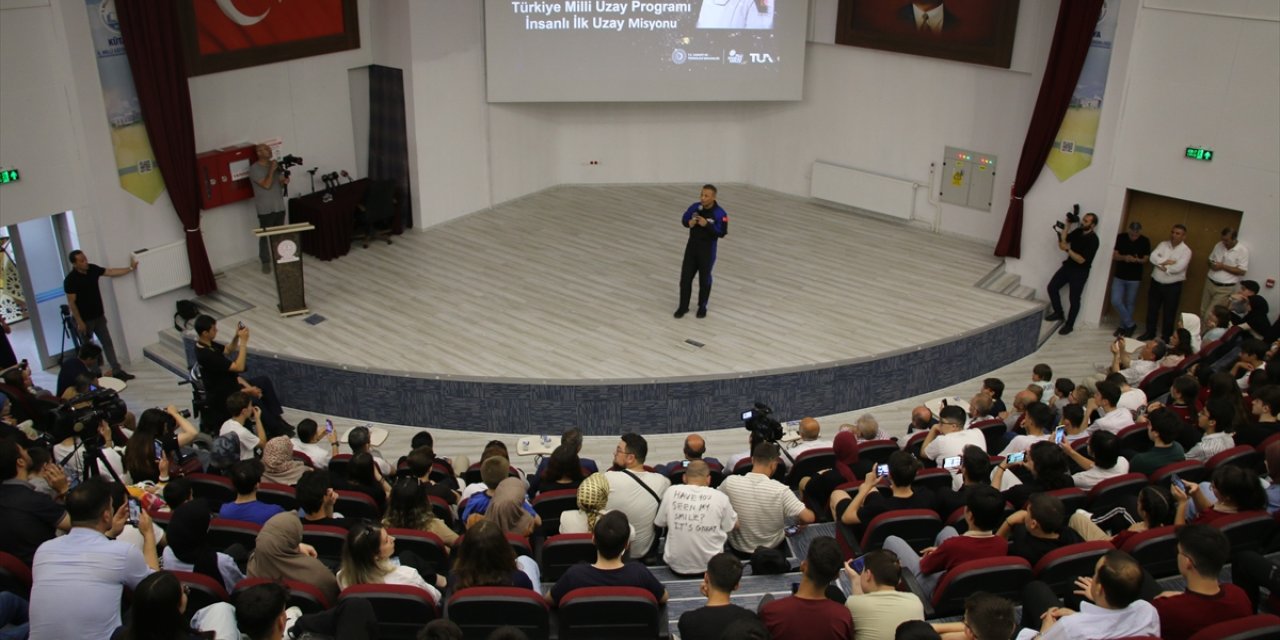 Türkiye'nin ilk astronotu Gezeravcı, Kütahya'da öğrencilerle buluştu