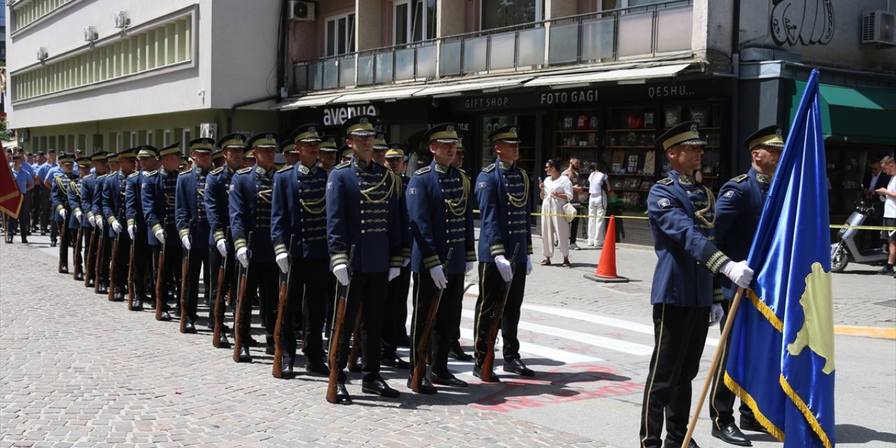 Kosova'da "Kurtuluş Günü" dolayısıyla askeri geçit töreni düzenlendi